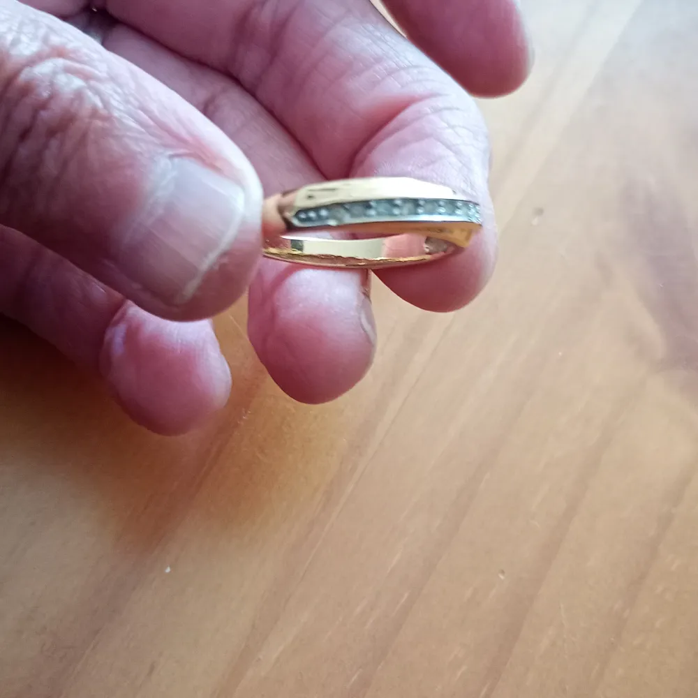 Vacker ring guldfärgad metall med stenar.stl 9/10.. Accessoarer.