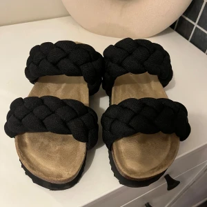 Tofflor, sandaler - Super fina tofflor/sandaler från Duffy. Storlek 39 och använda en gång , köptes för 550kr 