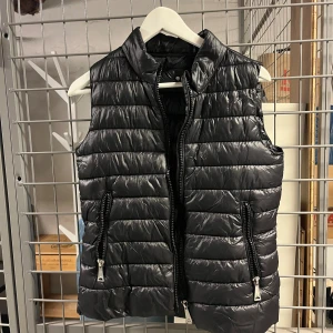 Tunn duncäsh - Tunn dunväst från Mango. Storlek M. Knappt använd.