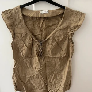 Kort ärmad blus  - Super fin blus, behöver strykas. Annars super fin