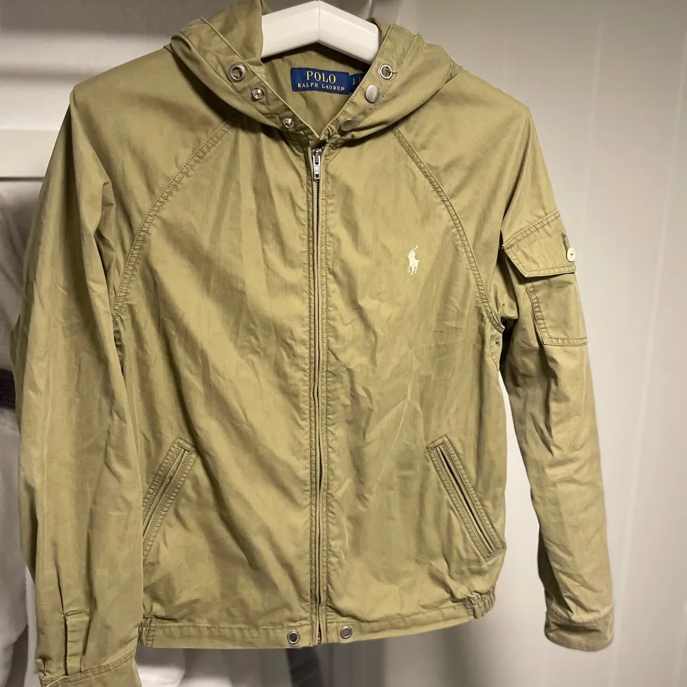 Säljer denna riktigt snygga jacka från Ralph Lauren. Jackan är i bra skick och har inte använts särskilt mycket. Jackan passar bra nu på sommaren och på våren.   Mitt pris: 400kr. Jackor.