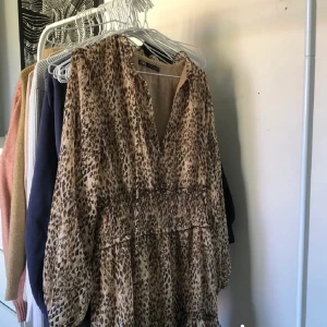 Zara klänning - Säljer denna sjukt snygga zara klänningen då den ej kommer till användning💓 Köpt för 2 år sen men bara använt den någon enstaka gång
