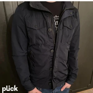 J.lindeberg Bailey - En otroligt fin J.lindeberg jacka som är i topp skick, 9/10. Nypris 3500-4000kr mitt pris kan diskuteras 1699kr. Färg: Navy blå!!