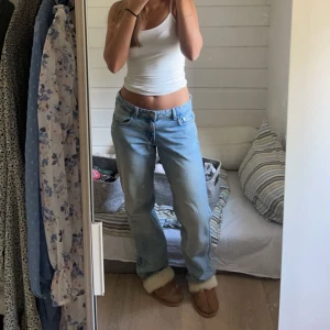 Blåa jeans  - Weekend arrow low jeans, använda men bra skick storlek W28 L32