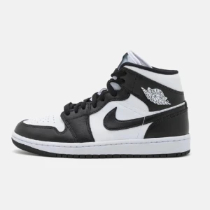 AIR JORDAN 1 MID - Jordans i strl 38, köpta för 1700kr💕Kommer aldrig till användning längre och skulle säga att de är i bra skick! Pris går att diskuteras💕Skriv för egna bilder💕💕 