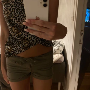 Gröna jeansshorts  - Från hm, snygga att ha nervikta om man vill ha mer lowwiast eller bara som dom är. 