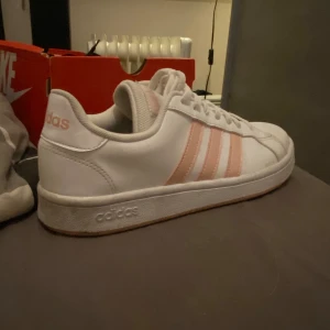 Adidas skor  - Vita adidas skor med rosa sträck. Inga defekter. 39