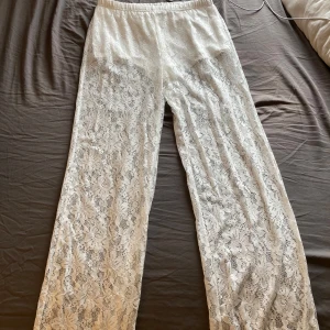 Vita spetsbyxor,strl 38 - Aldrig använda spetsbyxor köpta från shein. Toppen material och superfina byxor,dem har endast aldrig använts. 