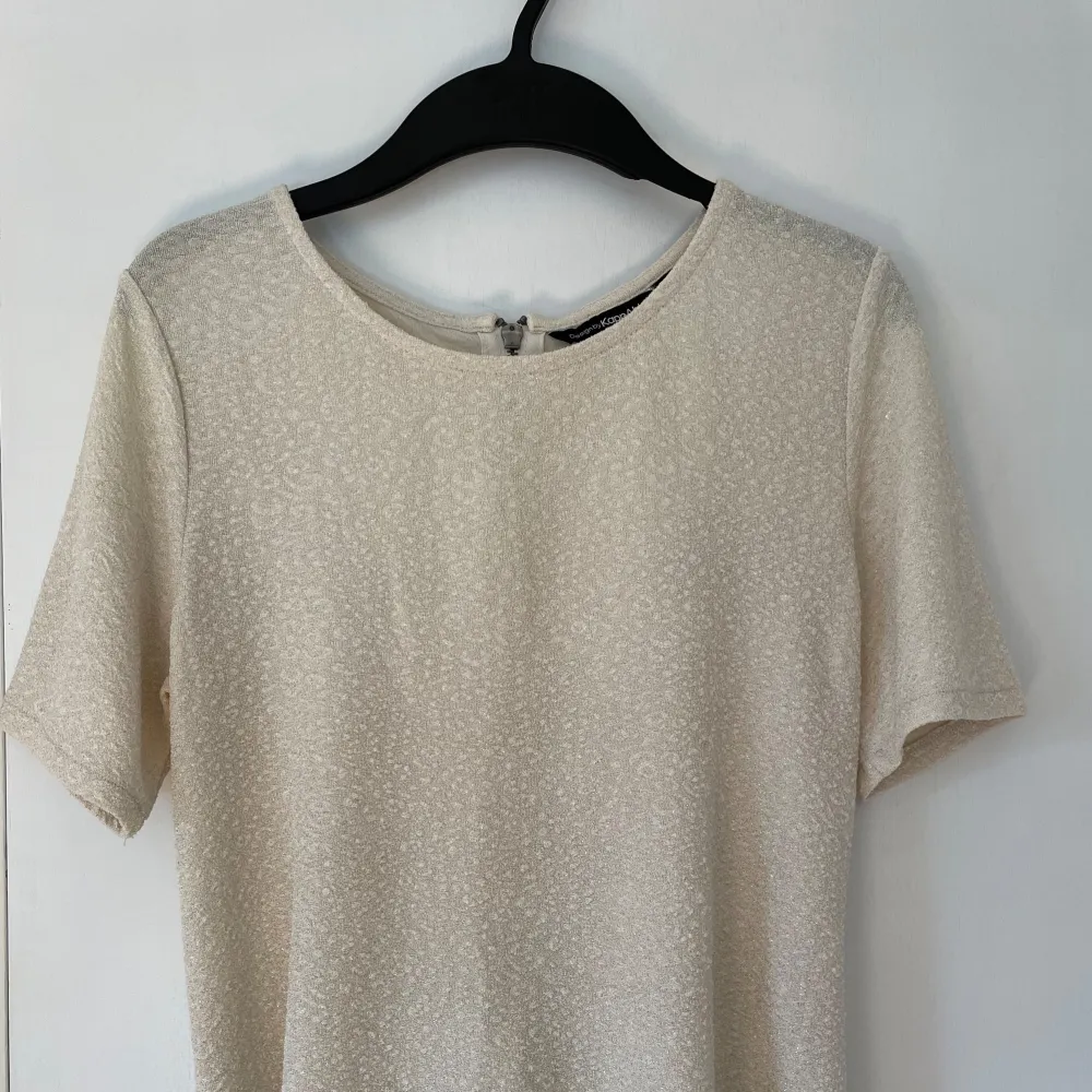 En jättesnygg beige t-shirt med svagt leopard mönster från Kappahl i storlek S. Har även dragkedja i ryggen🩷. T-shirts.