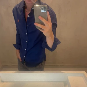 Ralph Lauren skjorta - Hej, säljer nu min fina Ralph Lauren skjorta storlek M slimfit. Den är i nyskick och kommer vara otroligt snygg i sommar. Nypris 1500kr! Vi kommer att sälja liknande produkter nu i sommar så glöm inte följa profilen!🌊🍾