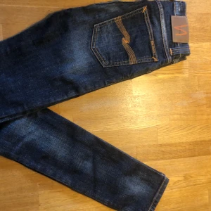 Nudie jeans - Säljer de här nudie jeansen storlek 25/34 eftersom jag har växt ur de. Använda få tal gånger och är så gott som nya.