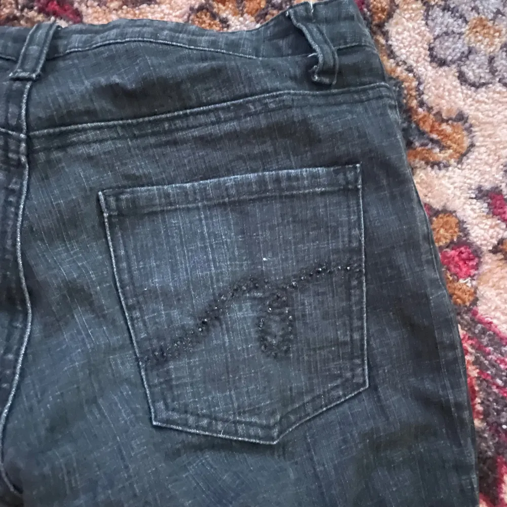 Säljer Street one jeans mid waist❤️ säljer på grund av att dom är lite för små. Bra skick de ända är att dom tappat några diamanter där bak . Jeans & Byxor.