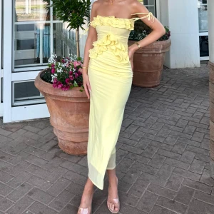 Gul klänning - Gul klänning från ASOS. Använd endast ett par timmar en gång!