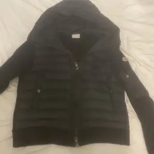 En jättefin moncler cardigan använt 2-3 månader säljer till ett bra pris dålig kamera men i verkligheten jättefin. I storlek M