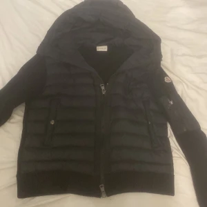 Moncler cardigan - En jättefin moncler cardigan använt 2-3 månader säljer till ett bra pris dålig kamera men i verkligheten jättefin. I storlek M