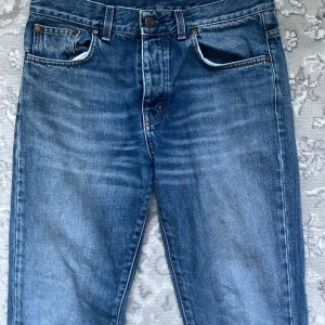 mom jeans  - Fina jeans från weekday. God kvalite och inga defekter. Säljer då de inte passar längre ☺️