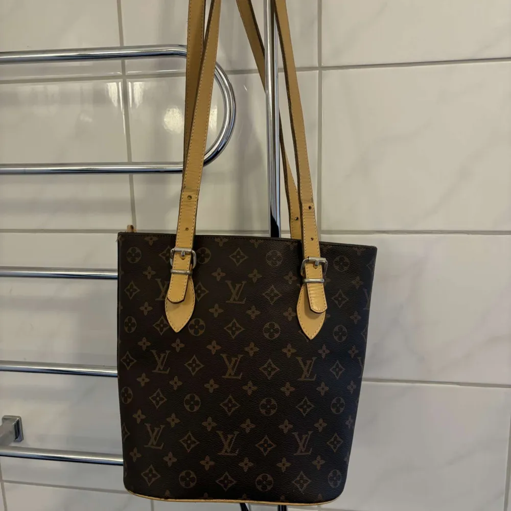 Louis Vuitton väska som använts fåtal gånger, som inte används. Väskan är en riktig vilket man kan se på bild 3 att o i Louis och Vuitton är helt rund och inte oval. . Väskor.