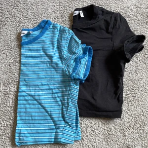 Weekday croptops - Blåa har repat sig längst ned, går att laga