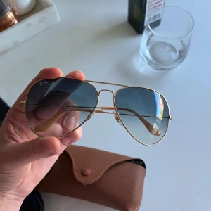 Ray ban solglasögon pilotmodell stor - Köpta 2019 för ca 1600kr.Använda ett fåtal tillfällen.