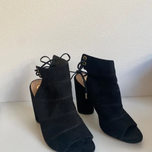 Svarta klackar  - Svarta klackskor från river island. Sparsamt använda.