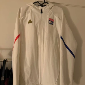 Lyon hoddie  - Storlek S (passar M) Köpt på adidas, kvitto finns. 