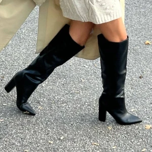 Knee high boots - Säljer dessa snygga höga stövlar från Nelly då de inte kommer till användning. Använda endast en gång 💕 Klackhöjd 10cm, blockklack. Intresserad? Skriv för ytligare information eller bilder på skorna🦋