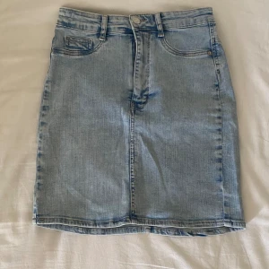 Ljusblå jeanskjol  - Högmidjad ljusblå jeanskjol från Gina Tricot. 🩵 Använd max 3 ggr. Kjolen är tajt i modellen och lite stretchig i materialet. Jättefin till sommaren men den har tyvärr blivit för liten för mig. 