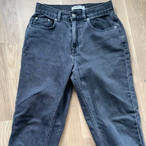 Svarta jeans  - Svarta raka jeans från Pull & Bear 🖤 väldigt fint skick! Medelhöga i midjan med raka ben. Passar perfekt för någon ca 160 lång!