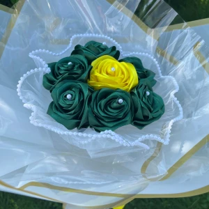 Handgjort rosbukett  - Grönt rosbukett kan va present till ert barn som gillar dessa färger 💚💛