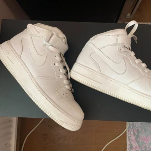 Nike AIR Force 1 ’82 high top  - Bra skick, säljer för att jag tyvärr inte använder längre.   (Samma annons ligger uppe på Facebook marketplace och Vinted också) 