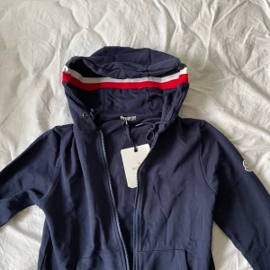 Monke kofta - Säljer min monke kofta då den har blivit lite för liten för mig. De en S vet inte Vrf de står att de en M för den sitter som en S. OBS! Vid snabb affär kan jag tänka mig sänka priset .