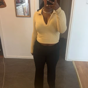 Orange topp🍊 - En kort ljus orange topp med små knappar i samma färg och en krage.💕💕