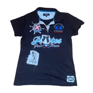 svart piké - unik svart piké med patches 💖står att det är storlek XL men passar perfekt för mig som är S 💕💕