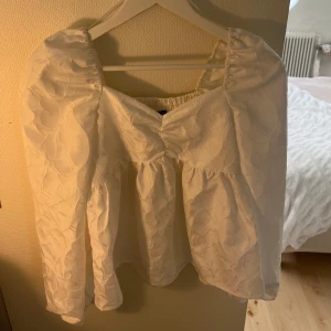 Puff ärm blus vit  - Jätte fin puff ärm blus från bikbok, aldrig använd. Diskuterbart pris. 