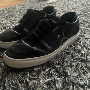 Axel Arigato  - Säljer ett par riktigt fräscha Arigato skor. Köpta på Arigato hemsida för ca 1år sedan sparsamt använda sedan dess.  8/10 skick Stl 42 