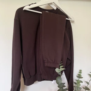 Mjukisset - Brunt mjukisset ifrån GinaTricot, byxorna säljs ej längre, mudd både upptill och nertill 🌸tyvärr blivit för litet gör mig. byxor strl XS, tröja S Nypris ca 560kr endast använd Max 2 gånger 