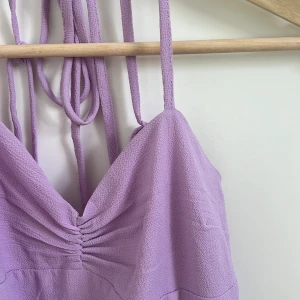 Lila klänning - Ljuslila klänning från Gina tricot  Aldrig använd med prislapp kvar