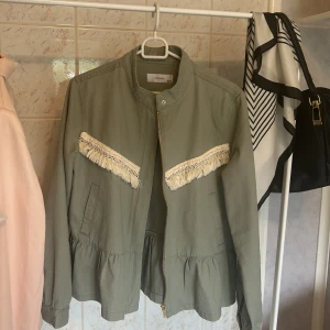 Fin miltär/grön jacka - Säljer min jacka köpt från reserved i storlek 36! Använd endast ett fåtal gånger!