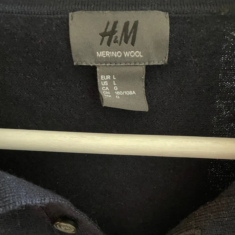 Marinblå tröja från h&m i merinoull, storleken är Large men sitter mer som small/medium. Fint skick inga hål eller defekter. Personen på bilden är 187cm . Tröjor & Koftor.