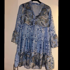 Klänning med mönster  - Jätte skönt material. Säljer pga att jag aldrig använde den mer än en gång 