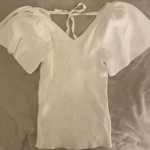 Topp - Jättefin topp som passar perfekt till sommaren!  Använd väldigt få gånger och är i nyskick!🤍  Storlek:xs  Märke:Only