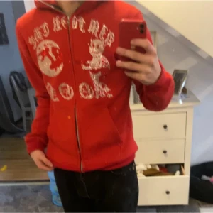 Aim for the moon Hoodie röd rhinestone - Aim for the moon Hoodie röd rhinestone i bra skick, Storlek Large  Pris 400kr 