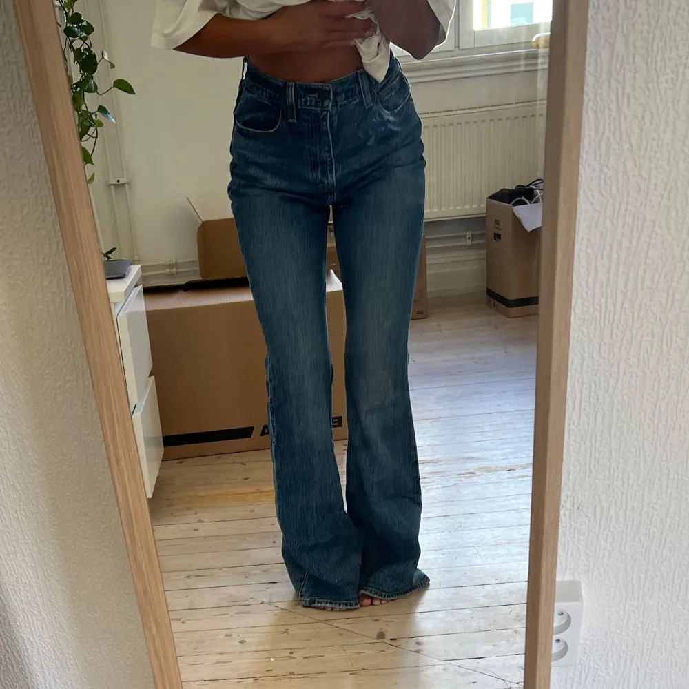 Levis 70s Bootcut, supersnygga med hög 70-tals vida ben. Finns slitningar längst ner, därav sänkt pris. Inget dock som syns något märkvärdigt vid användning. Annars är byxan förutom nere vid hälarna i bra skick. . Farkut & Housut.