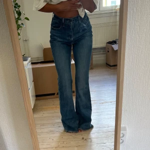 Levis 70s Bootcut  - Levis 70s Bootcut, supersnygga med hög 70-tals vida ben. Finns slitningar längst ner, därav sänkt pris. Inget dock som syns något märkvärdigt vid användning. Annars är byxan förutom nere vid hälarna i bra skick. 