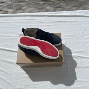 Christian Louboutin  - Tja! Säljer nu mina riktigt feta Christian Louboutin skor i storlek 41, dem är använda ett fåtal gånger, perfekta nu till sommaren, priset är hugget i sten,skriv om ni har några funderinga