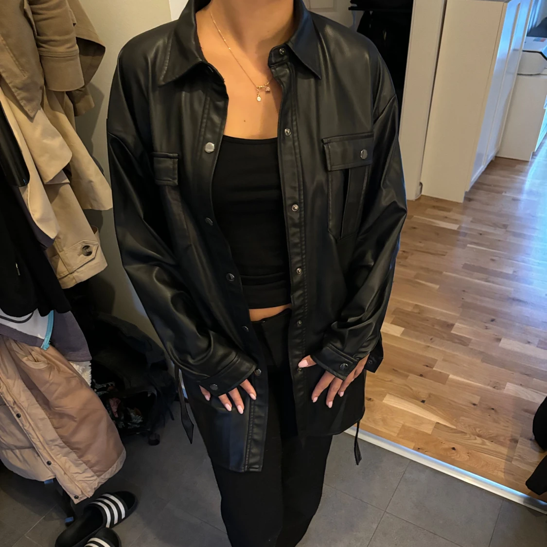 Svart läderkappa  - 90