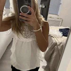 Vit blus från mango❤️‍🔥 - Får inte användning av min ursnygga blus från mango! Använd ett fåtal gånger och det finns inga skador på den💕💕💕                                              (lånad bild) skriv för mer!