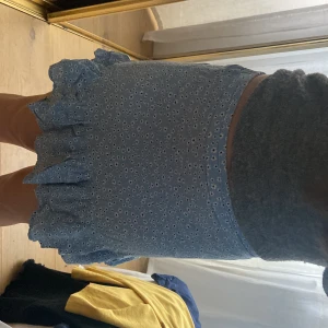 Fin kjol! - Säljer denna fina kjol! Den kommer inte till användning! Den är i storlek 146-152