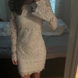 Vit spetsklänning - En ganska kort och långärmad vit klänning i spets. Perfekt till studenten eller midsommar!🤍
