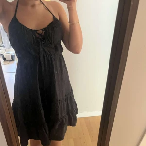Klänning - En svart klänning med öppet i bröstet som du knytter runt halsen. I storlek s från shein. Bra kvalitet 